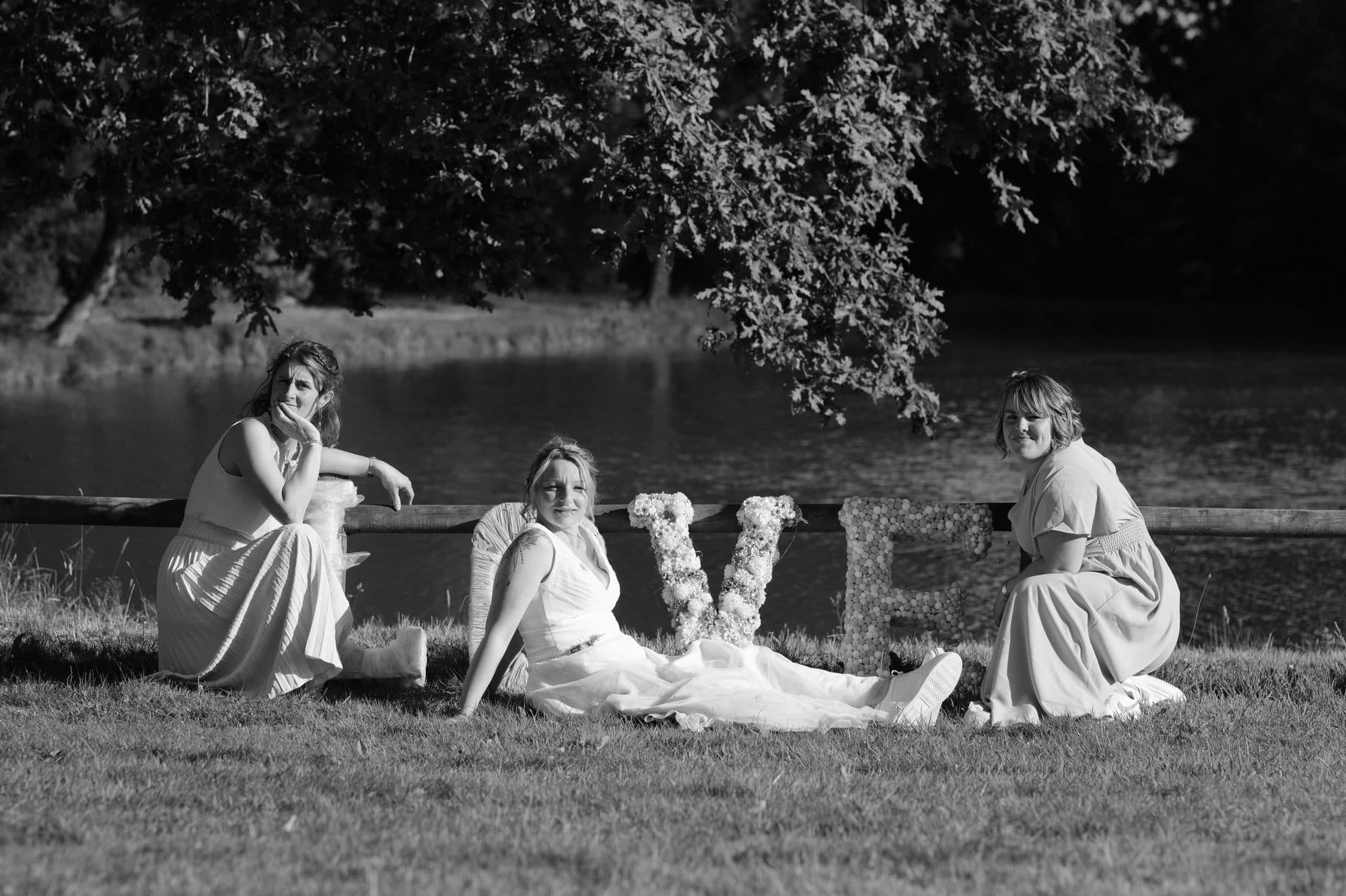 Mariage — témoins au bord de l'eau