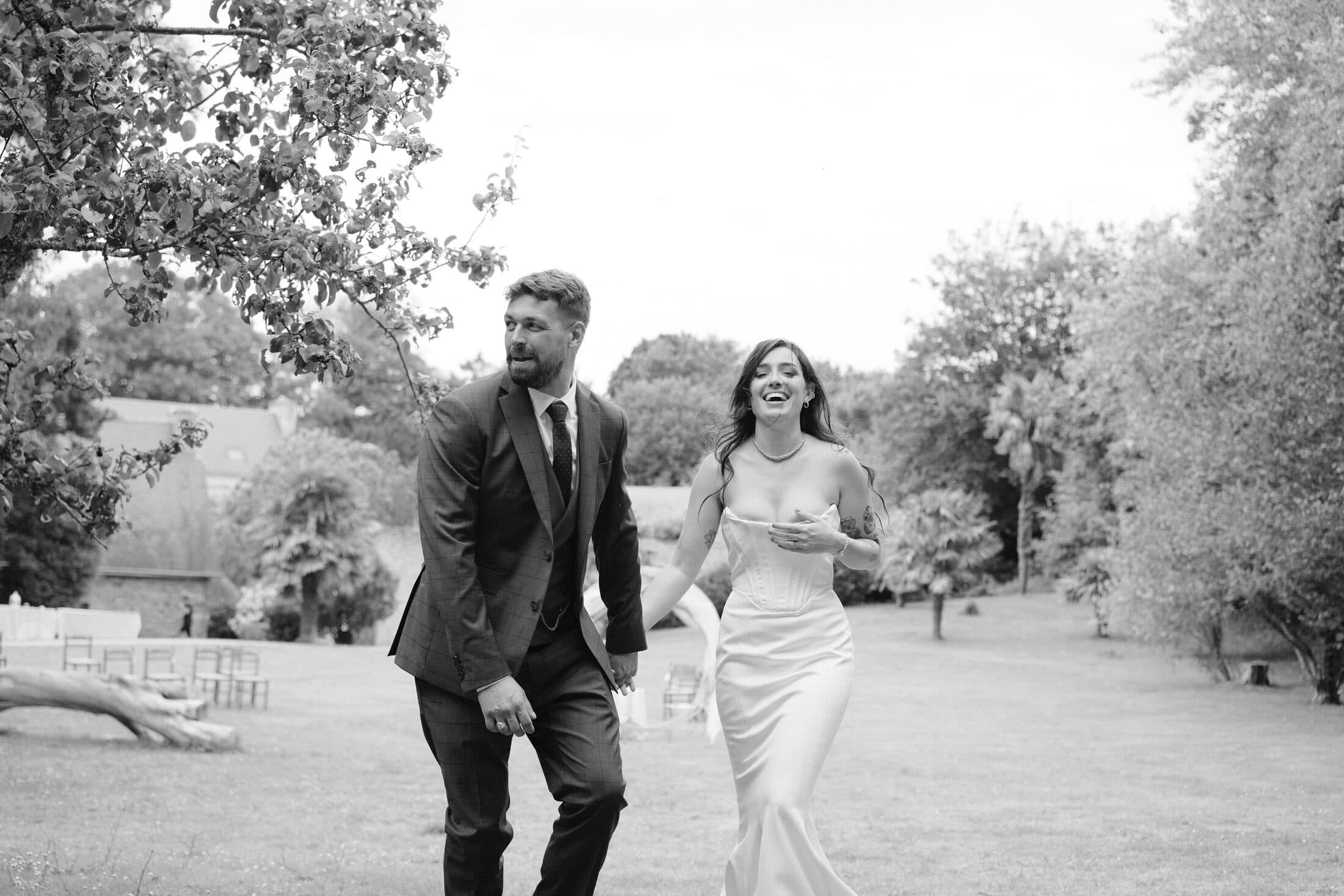 Mariage — lancer du bouquet, entourée de ses amies