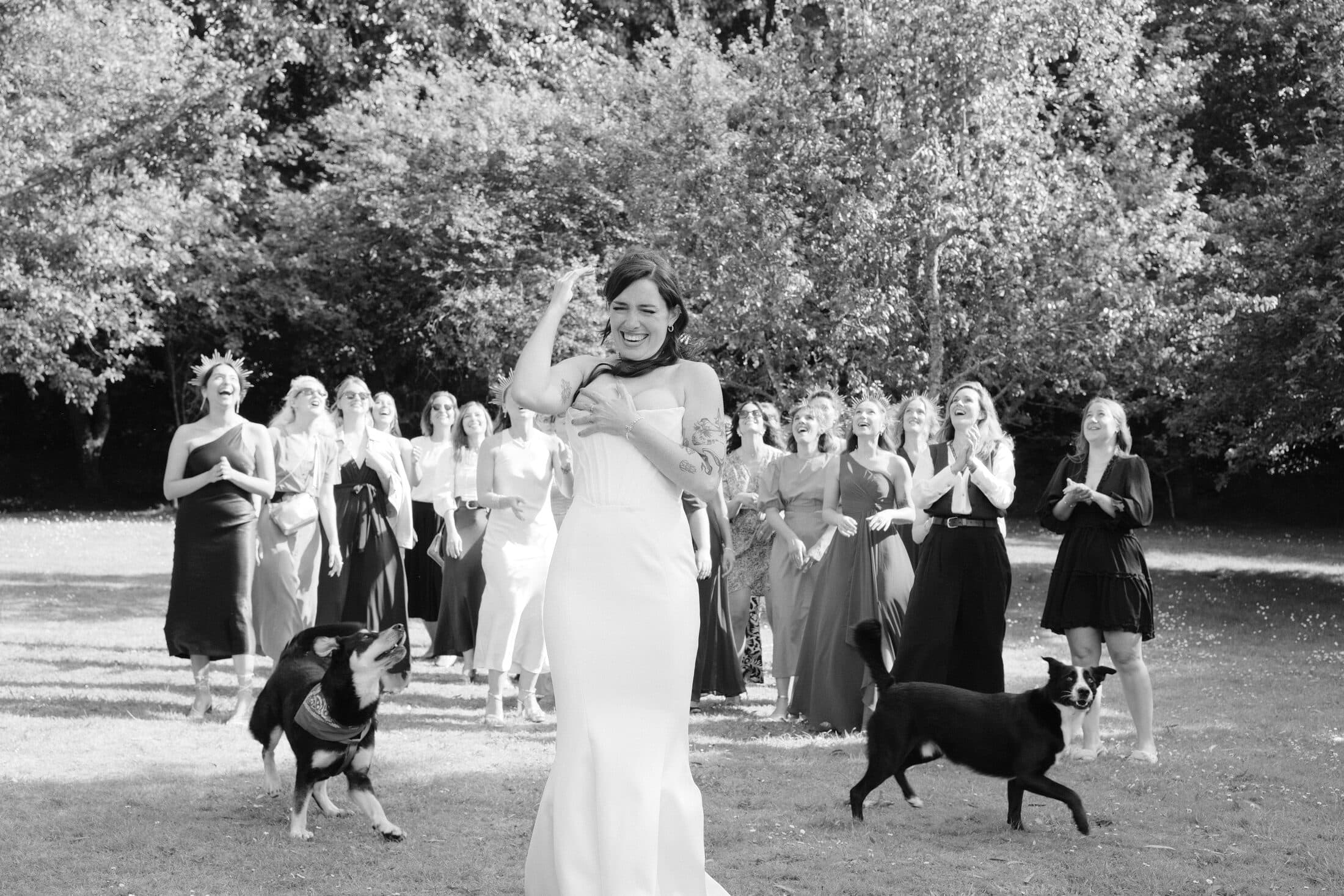Mariage — les mariés, complices, en pleine course