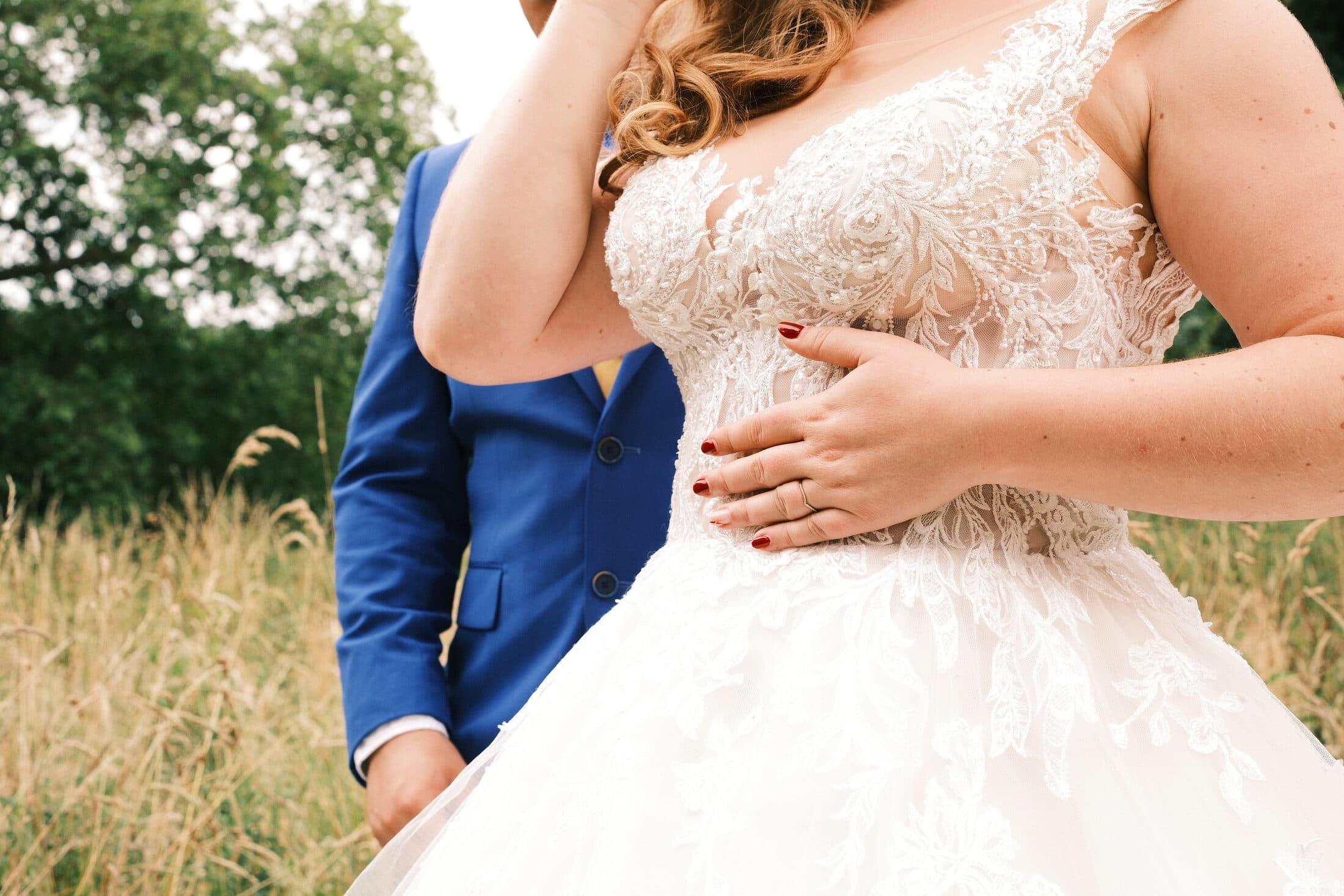 Mariage — détail de la robe en dentelle