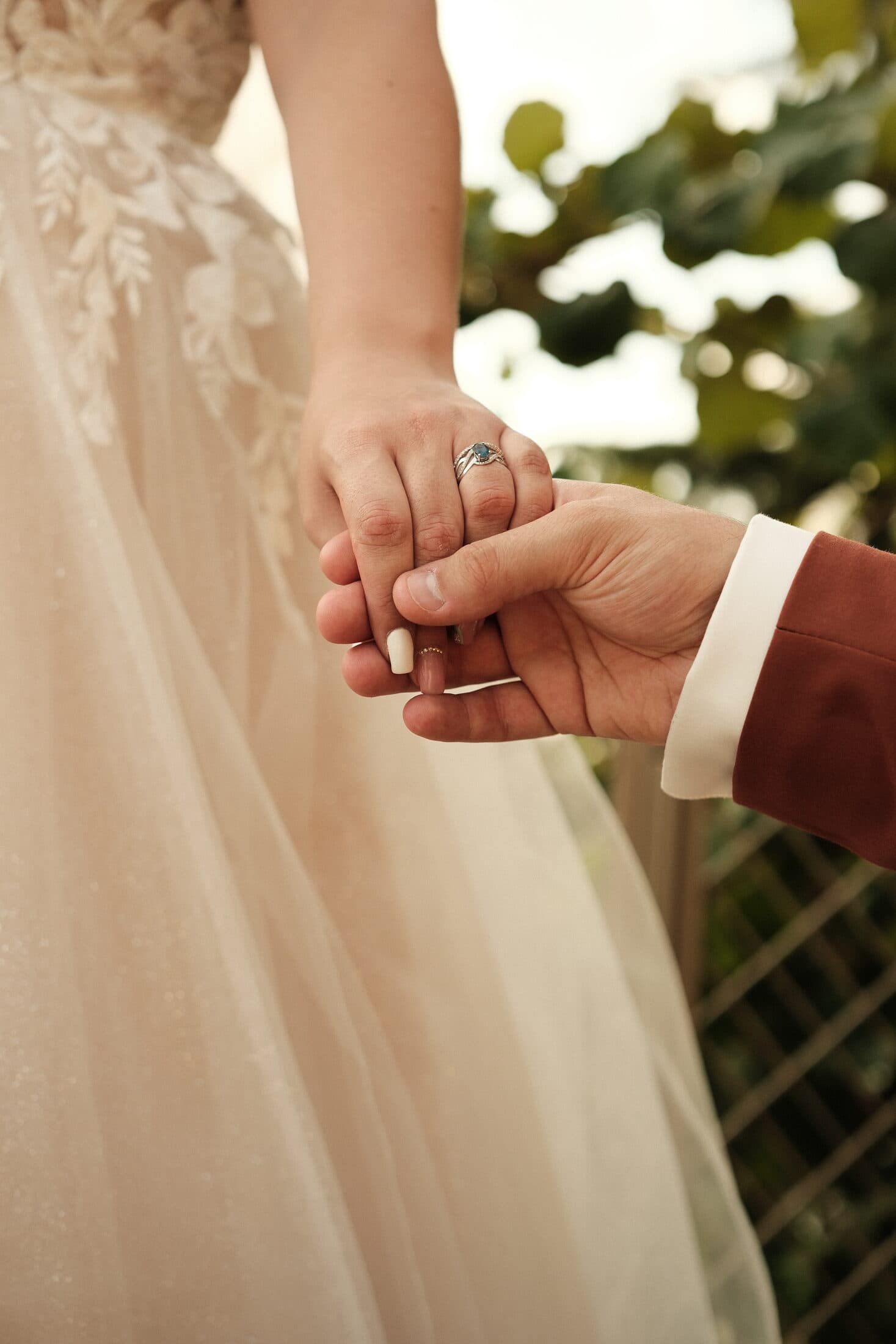 Mariage — détail des mains et de l'alliance
