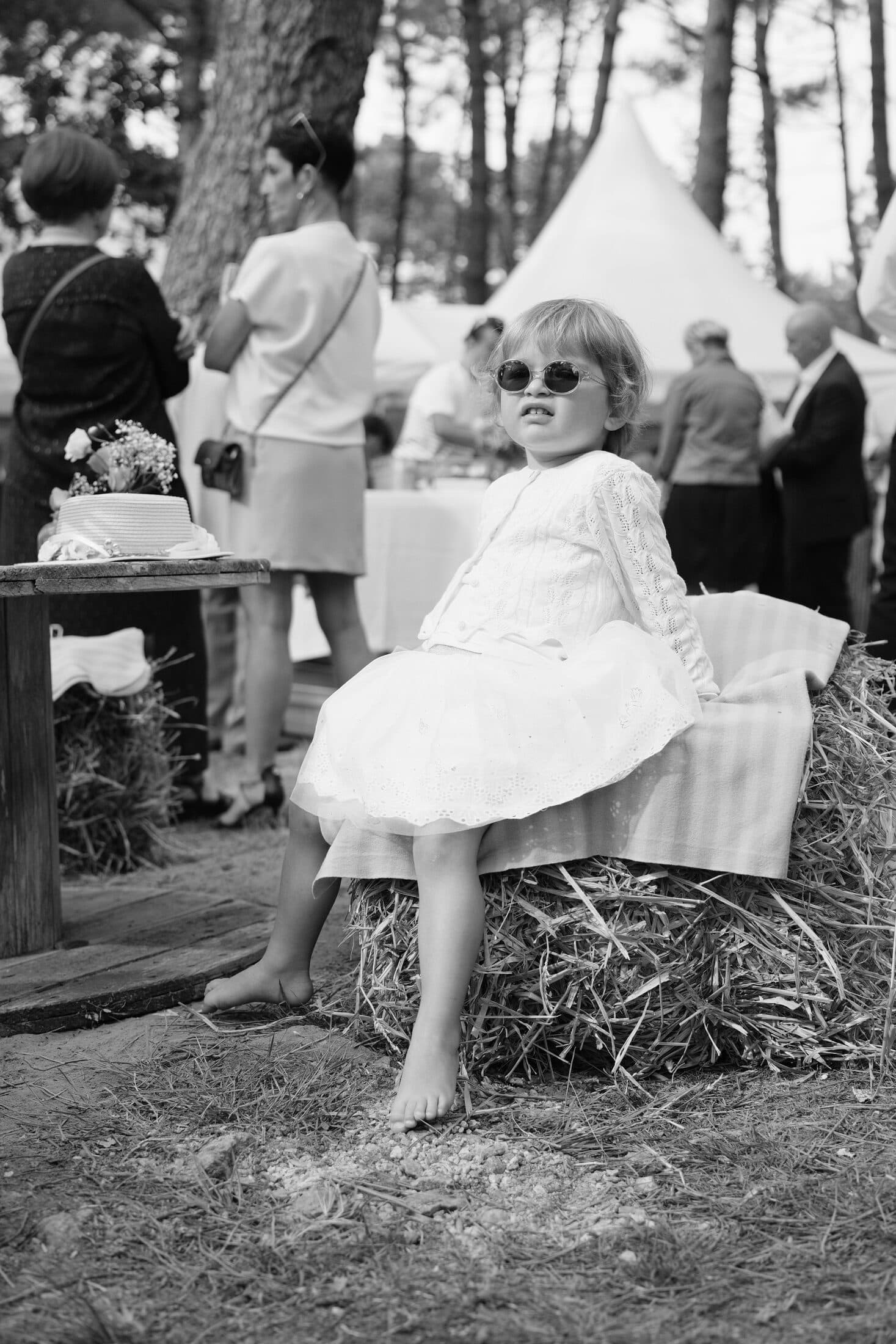Mariage — un enfant, spectateur attentif de la fête