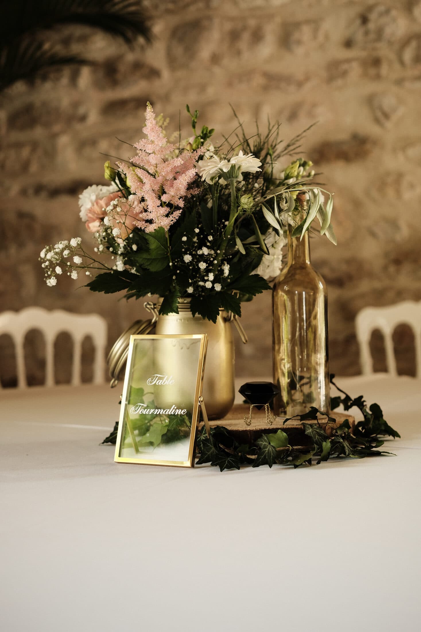 Mariage — composition florale sur la table d'honneur